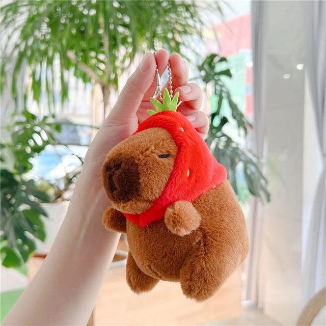 Chaveiro Capivara de Pelúcia (PROMOÇÃO) capivara Mil e Dois Descontos Capi + Chapéu de Morango 