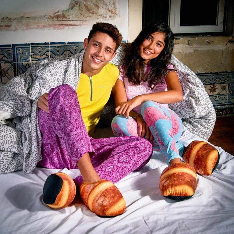 Pantufas Croissant® - Pães de Pelúcia (ESTOQUE LIMITADO) Pantufas google Mil e Dois Descontos 